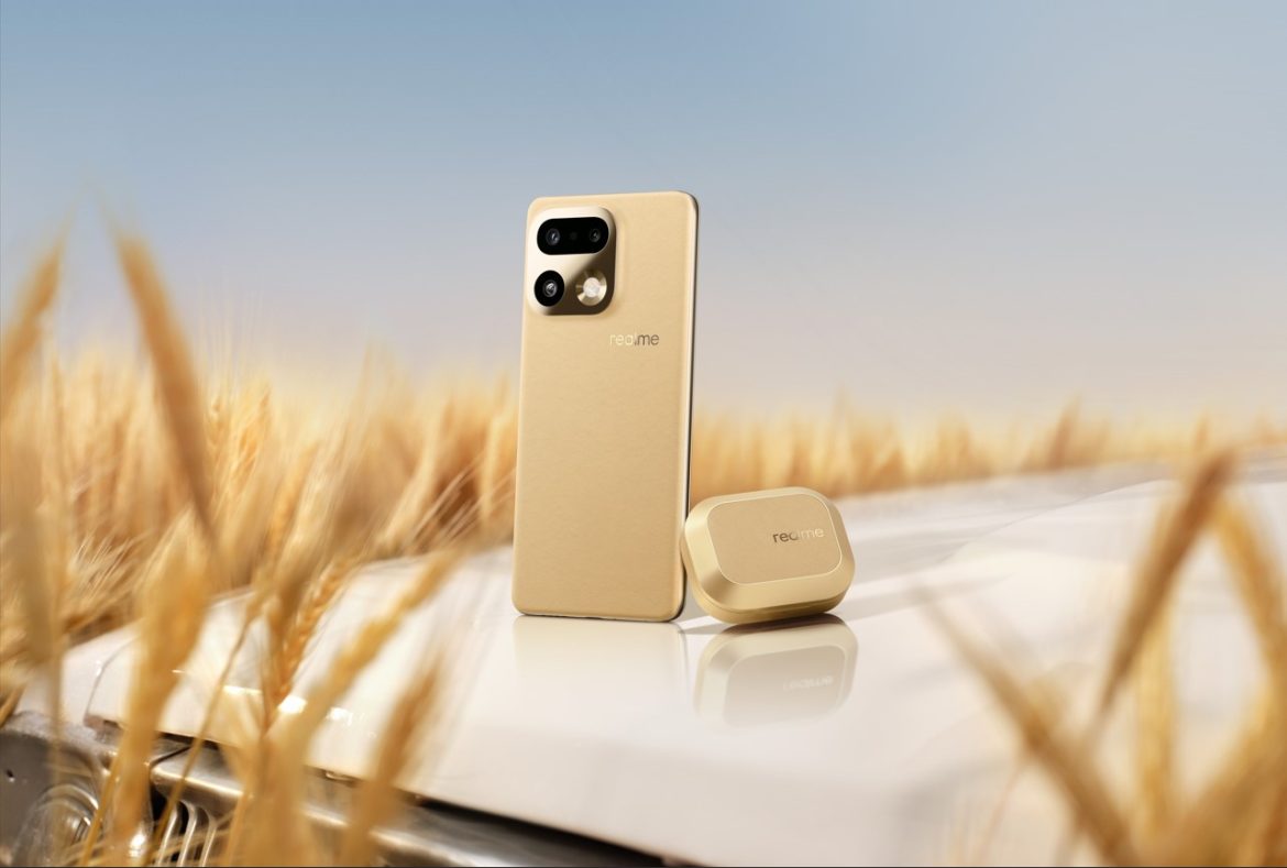 Gros plan élégant sur le smartphone realme 16 Pro et 16 Pro+ en or texturé, posé sur un capot de voiture blanc réfléchissant à côté d'un étui d'écouteurs assorti, le tout entouré d'un champ de blé doré sous un ciel bleu clair.