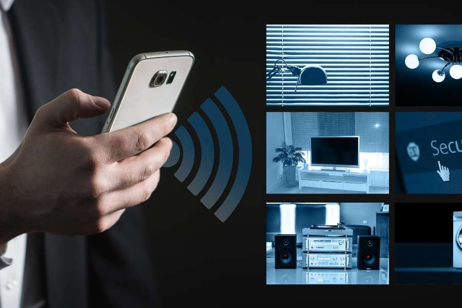 Un homme en costume utilise son smartphone pour contrôler à distance plusieurs systèmes connectés.